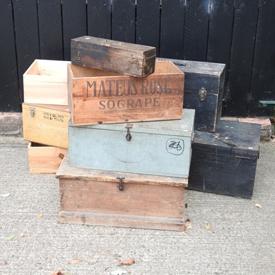 Lot 552 - A collection of boxes and cases