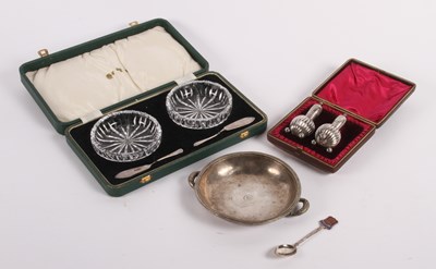Lot 211 - A mixed lot of silver and metalwares, to...