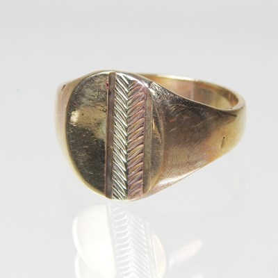 Lot 11 - A 9 carat three colour gold gentleman's signet...