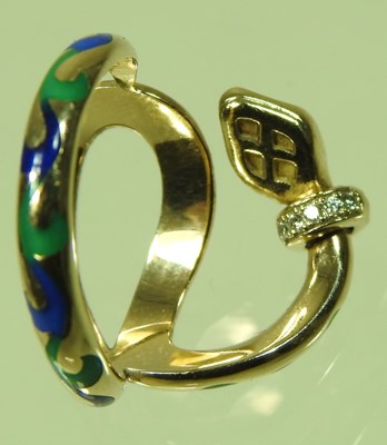 Lot 57 - A St Diamond 14 carat gold articulated snake ring