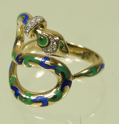 Lot 57 - A St Diamond 14 carat gold articulated snake ring