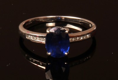 Lot 231 - A 9 carat white gold blue gem set ring, having...