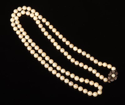 Lot 177 - A cultured pearl necklace, having a yellow...
