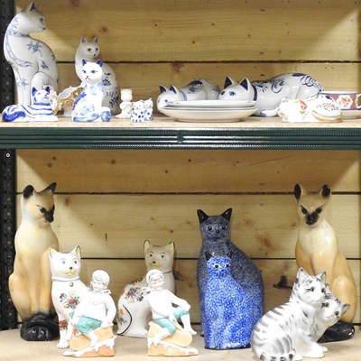 Lot 209 - A collection of pottery models of cats