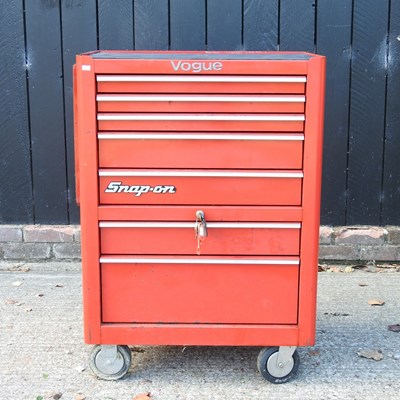 Lot 155 - A Snap-on tool box, 70cm wide, with tools
