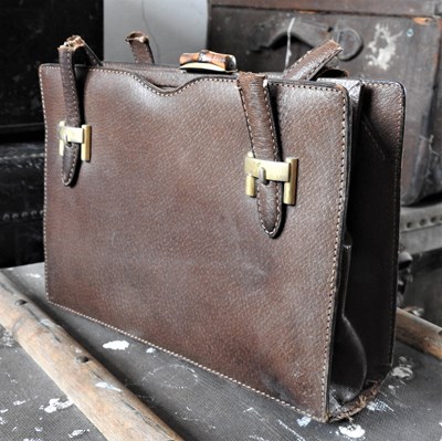 Lot 149 - A vintage Gucci brown leather handbag