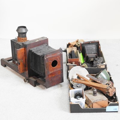 Lot 596 - A collection of vintage camera equipment