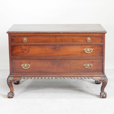 Lot 378 - An early 20th century chest of drawers, on...