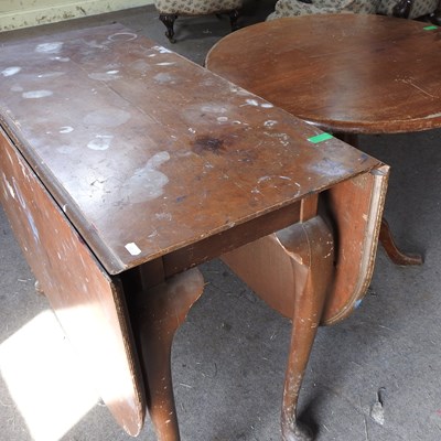 Lot 101 - An early 20th century drop leaf dining table