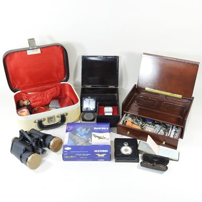 Lot 489 - A collection of items to include modern...