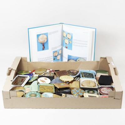 Lot 433 - A collection of ladies compacts, mainly mid to...
