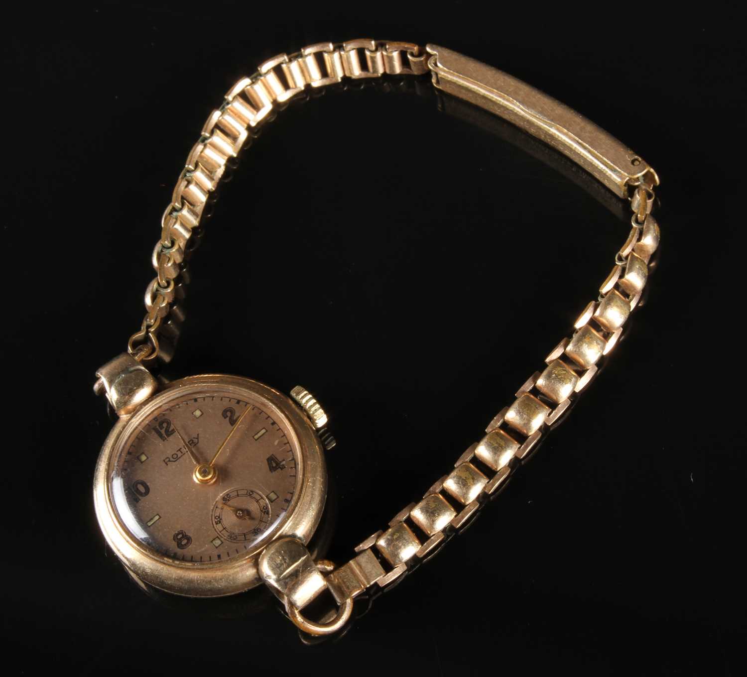 Lot 74 - An Art Deco style ladies 9 carat yellow gold...