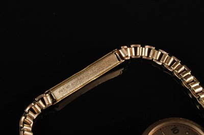 Lot 74 - An Art Deco style ladies 9 carat yellow gold...