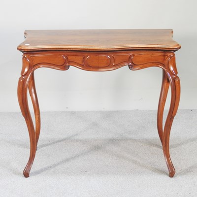 Lot 323 - A Victorian style mahogany serpentine folding...