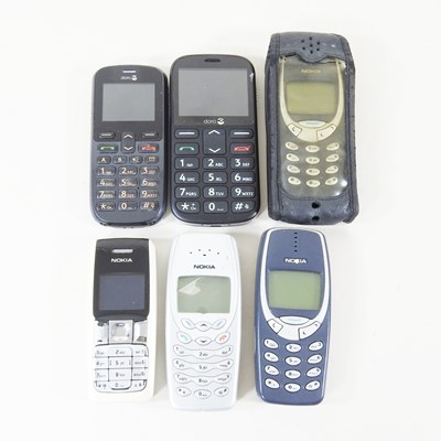 Lot 397 - A collection of vintage mobile phones (6)