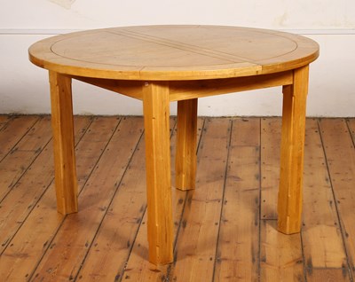 Lot 685 - An oak circular extending dining table