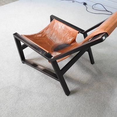 Lot 17 - A Nkuku mid century leather sling chair, with...