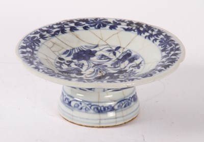 Lot 419 - A Chinese blue and white crackle glazed...