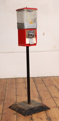 Lot 612 - A vintage gumball machine (a/f)