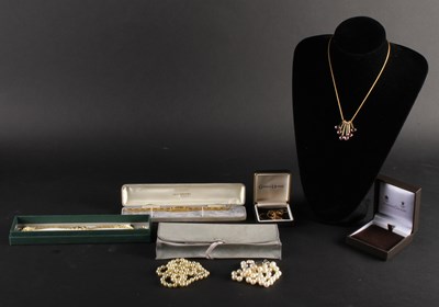 Lot 91 - A Gucci gold plated ladies dress wristwatch,...