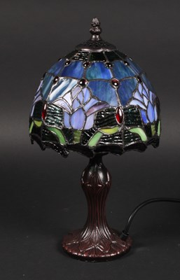 Lot 785 - A table lamp, with a Tiffany style shade, 19cm...