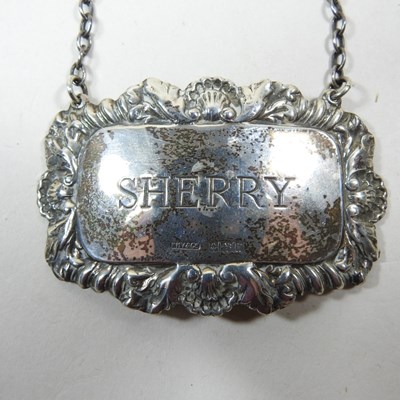 Lot 39 - A George III silver cream jug, London 1803,...