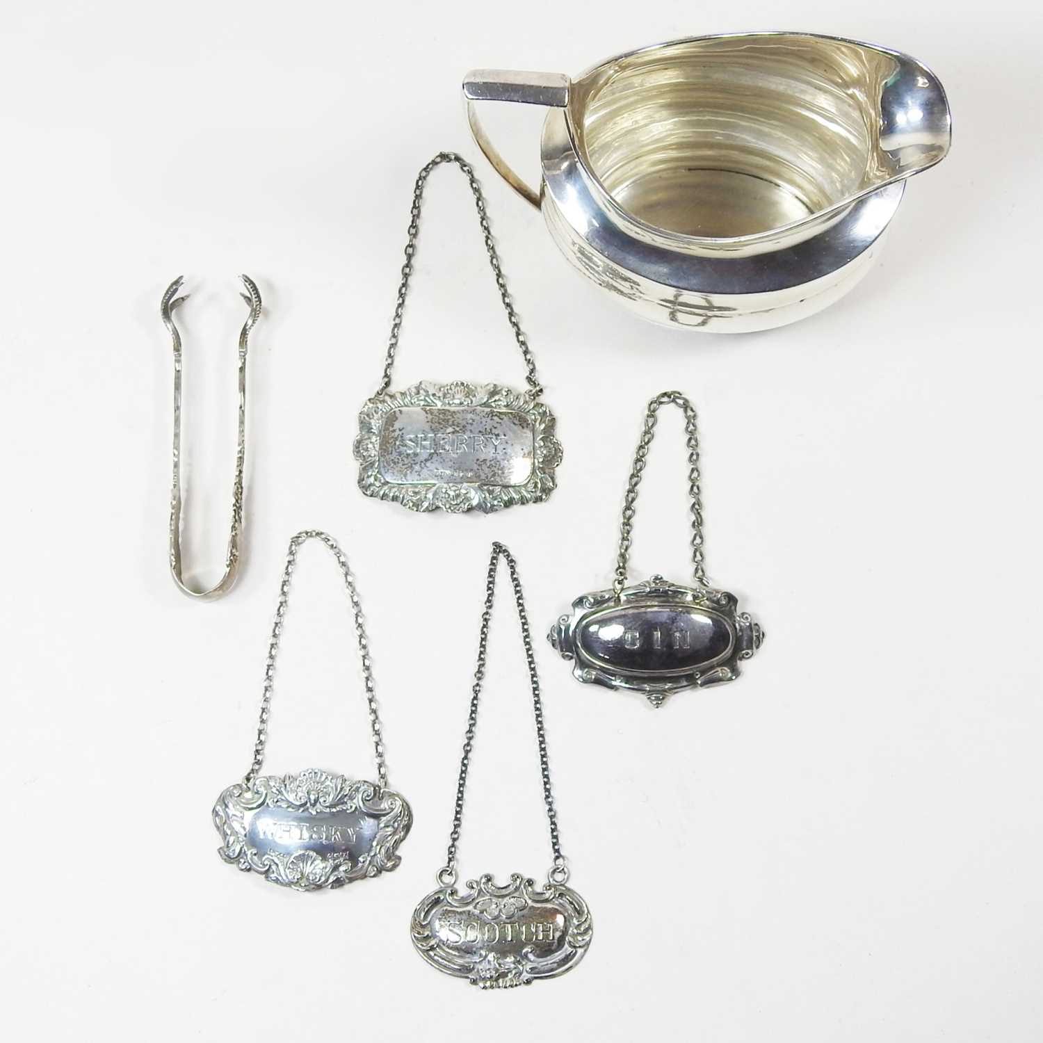 Lot 39 - A George III silver cream jug, London 1803,...