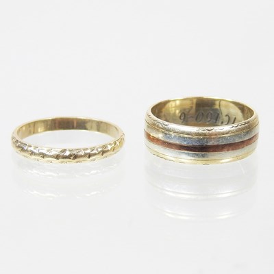 Lot 115 - A 9 carat three colour wedding band, 3g, size...