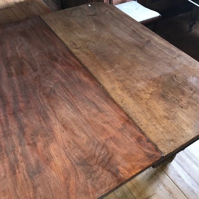 Lot 29 - A Regency mahogany dining table