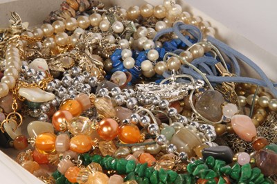 Lot 109 - A large collection of costume jewellery,...