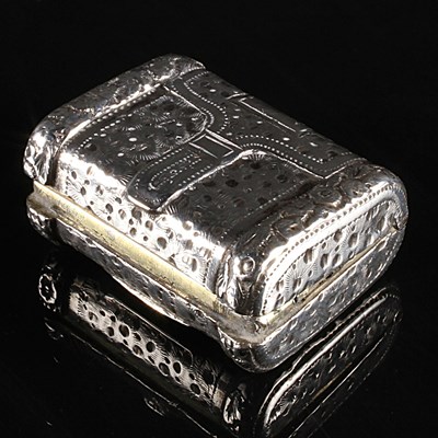 Lot 77 - A George III silver vinaigrette, in the form...