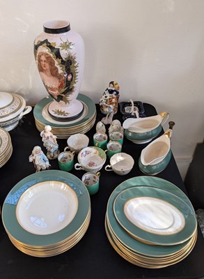Lot 623 - A collection of glassware and ceramics to...