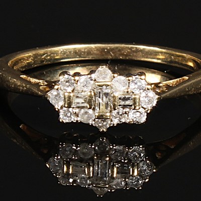 Lot 274 - A 9 carat gold diamond cluster ring, 2.6g,...