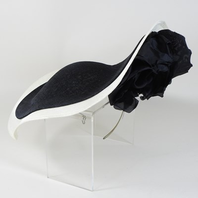 Lot 218 - A Philip Treacy, London, fascinator