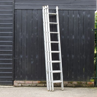 Lot 336 - An aluminium extending ladder