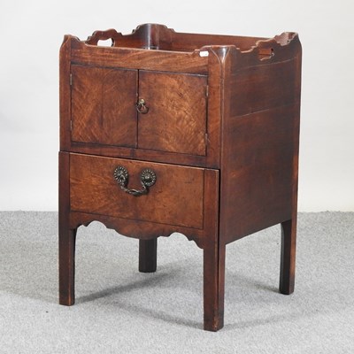 Lot 623 - A George III mahogany tray top commode