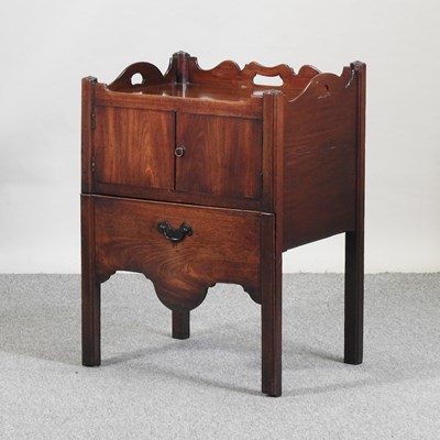 Lot 691 - A George III mahogany tray top commode