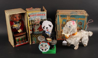 Lot 621 - A collection of vintage battery-operated toys,...