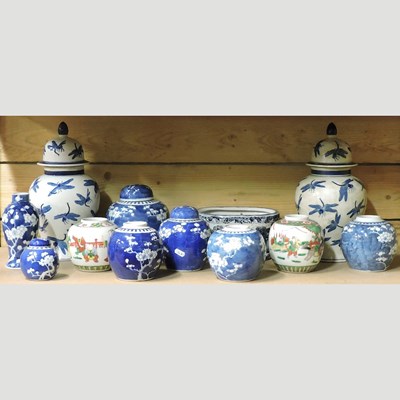 Lot 215 - A collection of Chinese ceramics