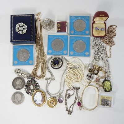 Lot 111 - A collection of gold and costume jewellery