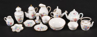 Lot 194 - A collection of Spode floral decorated...