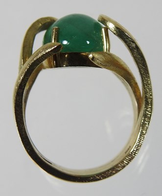Lot 52 - A large 18 carat gold cabochon emerald ring