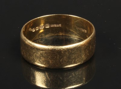 Lot 12 - An 18 carat yellow gold wedding band, size U,...