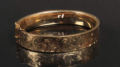 Lot 11 - A Victorian 9 carat yellow gold hinged bangle,...