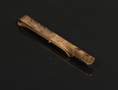 Lot 66 - A 9 carat yellow gold tie clip, 2g