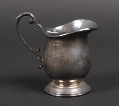 Lot 43 - A silver milk jug, 117g