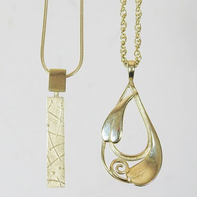 Lot 62 - A 9 carat gold openwork pendant, 35mm long, on...