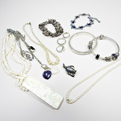 Lot 241 - A collection of silver jewellery, to include a...
