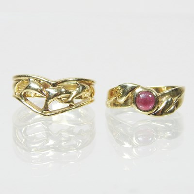 Lot 91 - A 9 carat gold and garnet set ring, 3g, size L,...