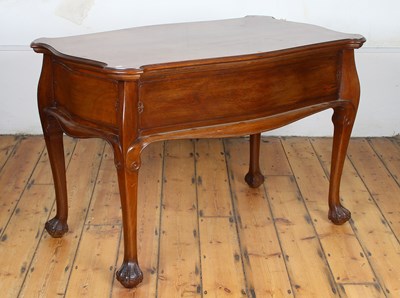 Lot 478 - An early 20th century mahogany serpentine...